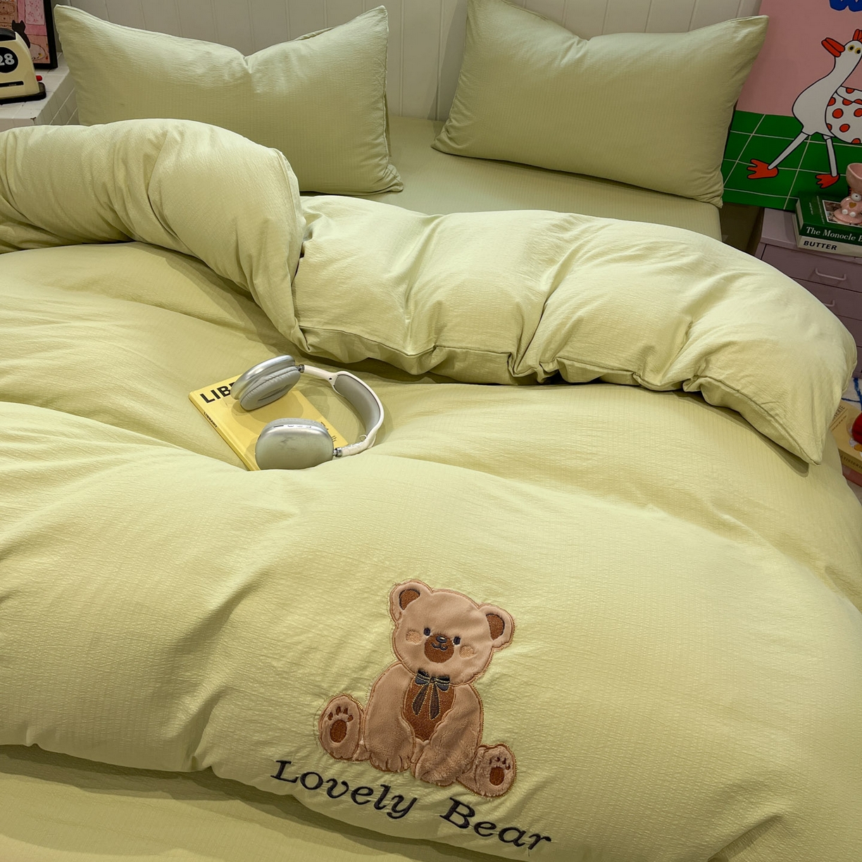 91家纺网 家纺一手货源 找家纺 （总）爱思凯家纺 2026新款皱皱纱卡通贴布绣-咖崽熊四件套