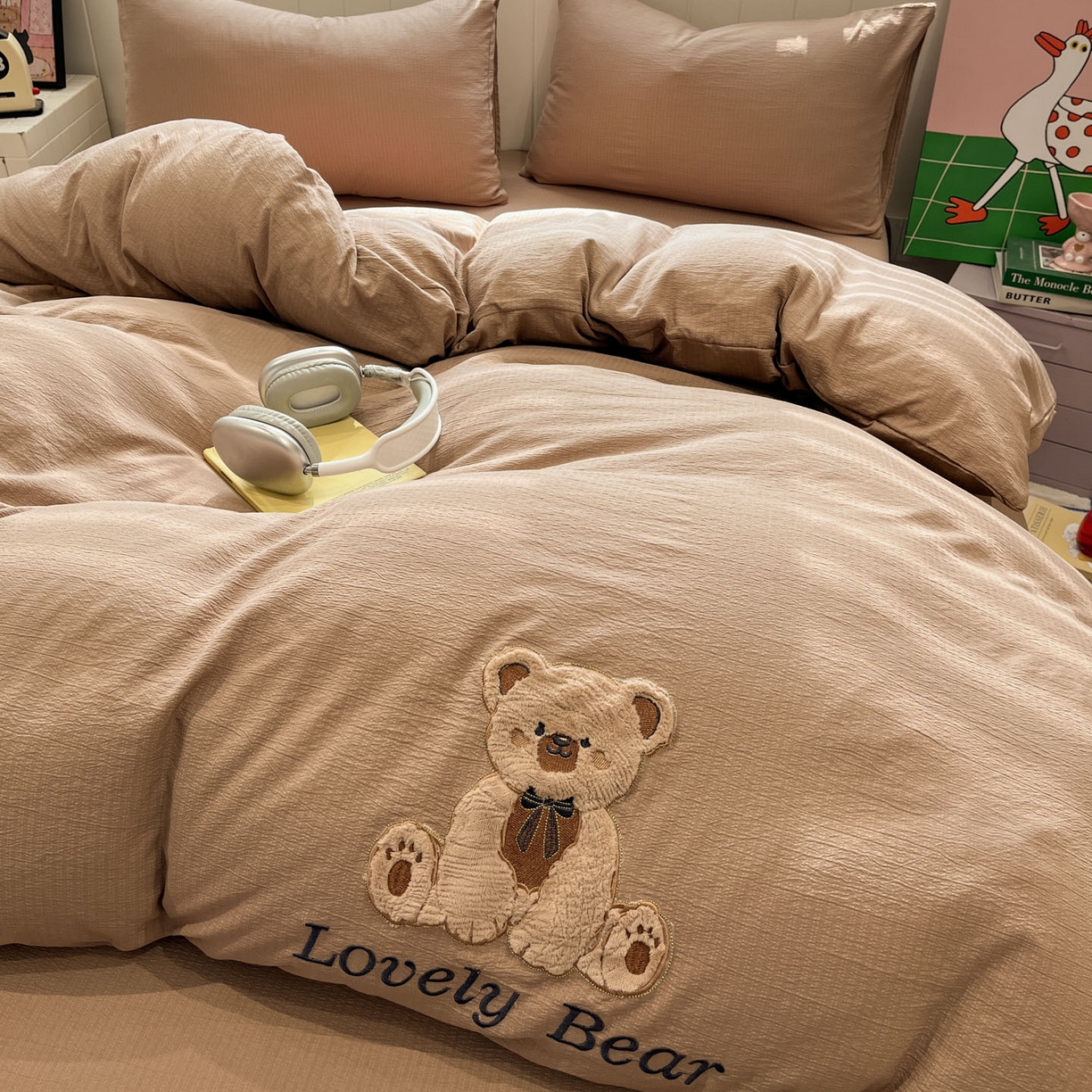 91家纺网 家纺一手货源 找家纺 （总）爱思凯家纺 2026新款皱皱纱卡通贴布绣-咖崽熊四件套