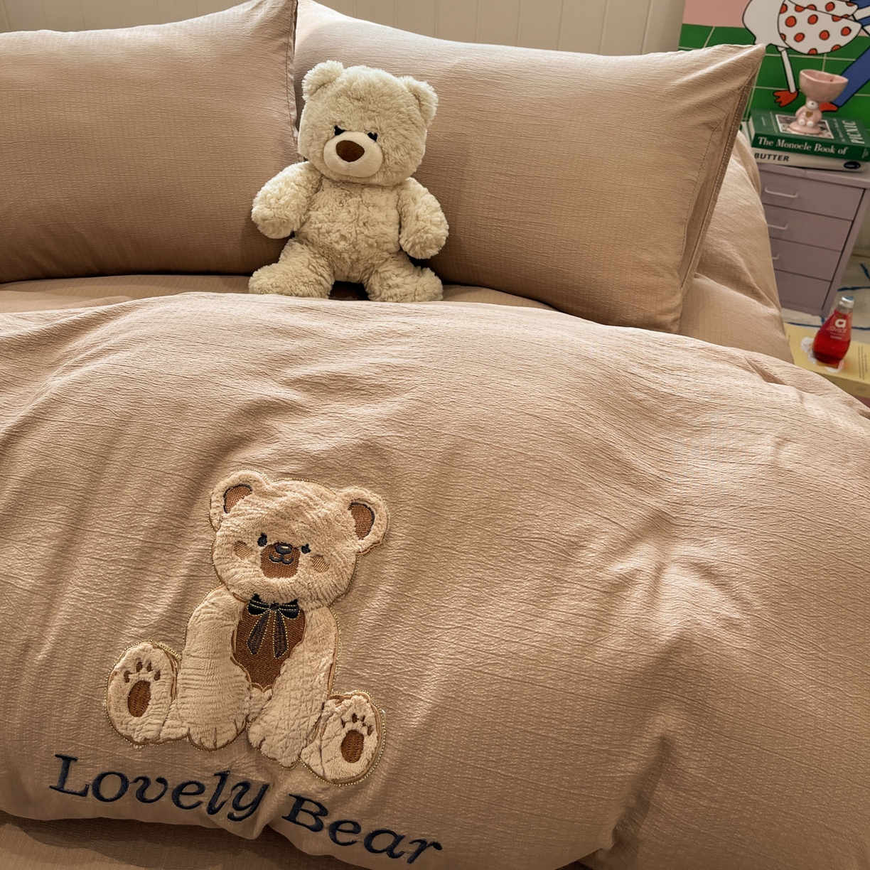 91家纺网 家纺一手货源 找家纺 （总）爱思凯家纺 2026新款皱皱纱卡通贴布绣-咖崽熊四件套