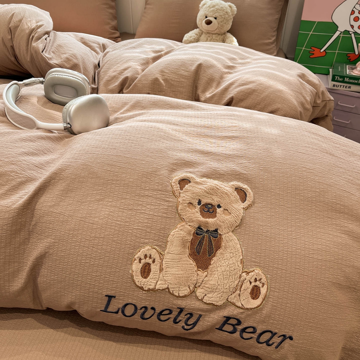 91家纺网 家纺一手货源 找家纺 （总）爱思凯家纺 2026新款皱皱纱卡通贴布绣-咖崽熊四件套