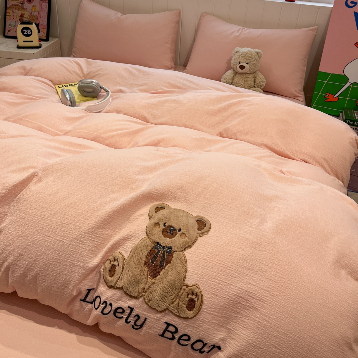 91家纺网 家纺一手货源 找家纺 （总）爱思凯家纺 2026新款皱皱纱卡通贴布绣-咖崽熊四件套