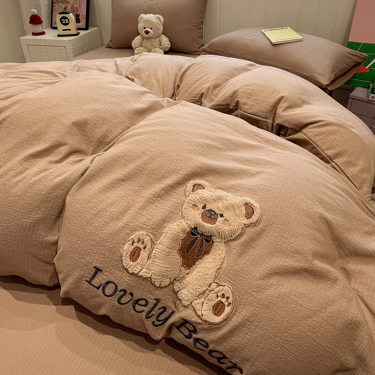 91家纺网 家纺一手货源 找家纺 （总）爱思凯家纺 2026新款皱皱纱卡通贴布绣-咖崽熊四件套