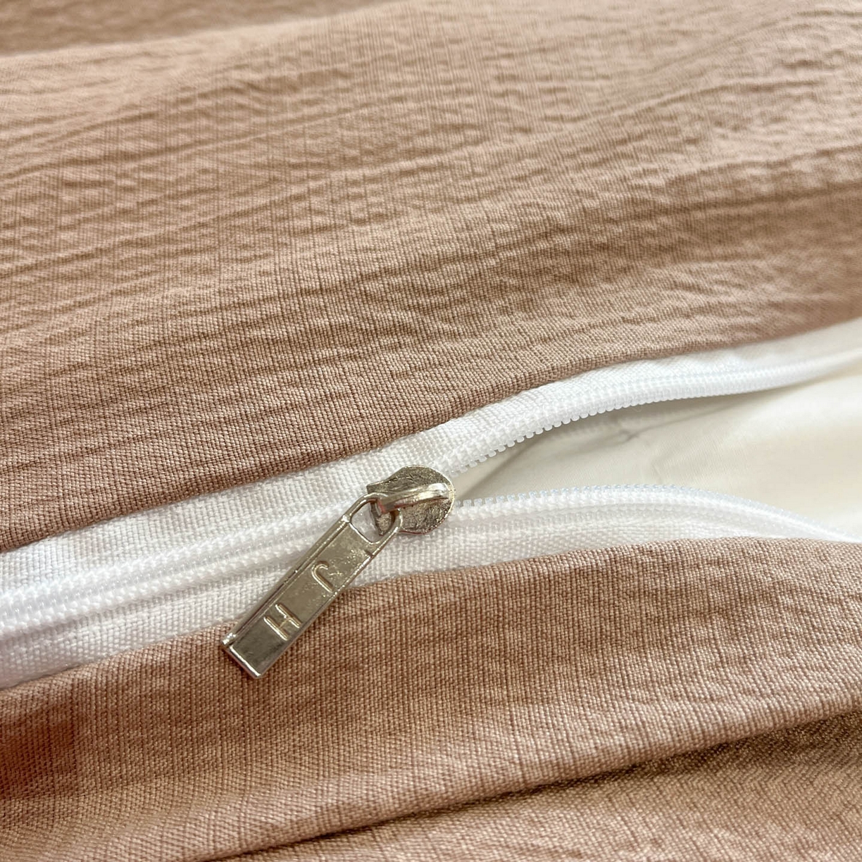 91家纺网 家纺一手货源 找家纺 （总）爱思凯家纺 2026新款皱皱纱卡通贴布绣-咖崽熊四件套