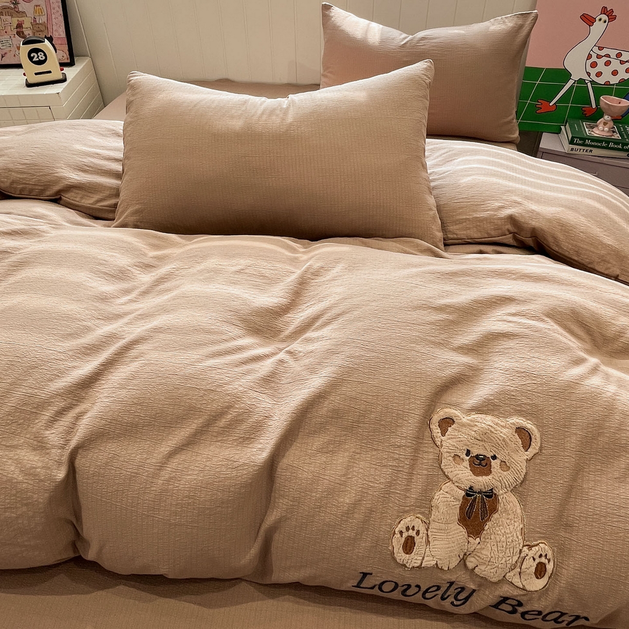 91家纺网 家纺一手货源 找家纺 （总）爱思凯家纺 2026新款皱皱纱卡通贴布绣-咖崽熊四件套