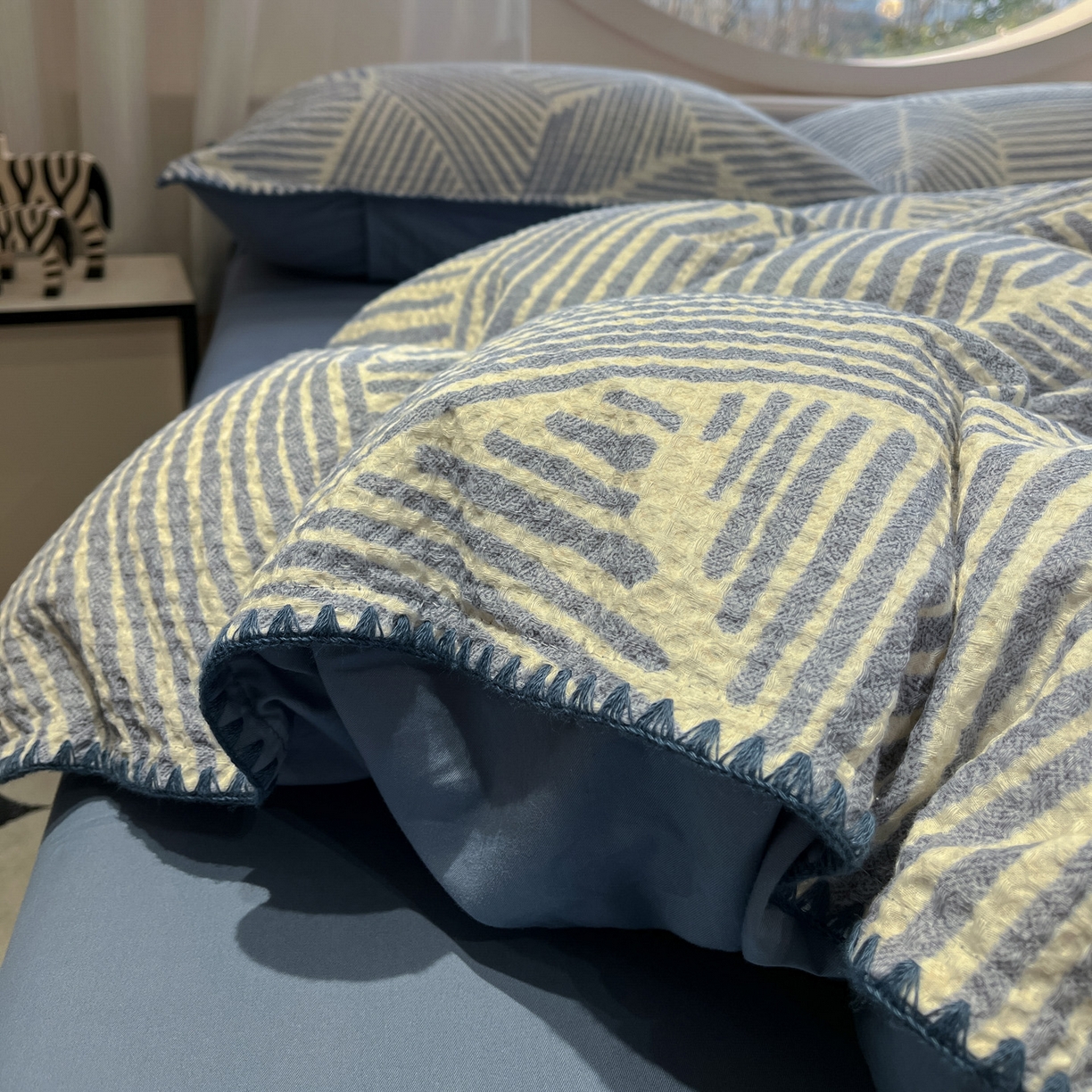 91家纺网 家纺一手货源 找家纺 如一 2026春夏新款全棉纯棉华夫格印花三角针工艺四件套 流光-蓝