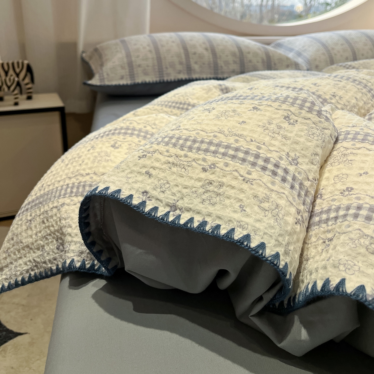 91家纺网 家纺一手货源 找家纺 如一 2026春夏新款全棉纯棉华夫格印花三角针工艺四件套 泡芙-灰