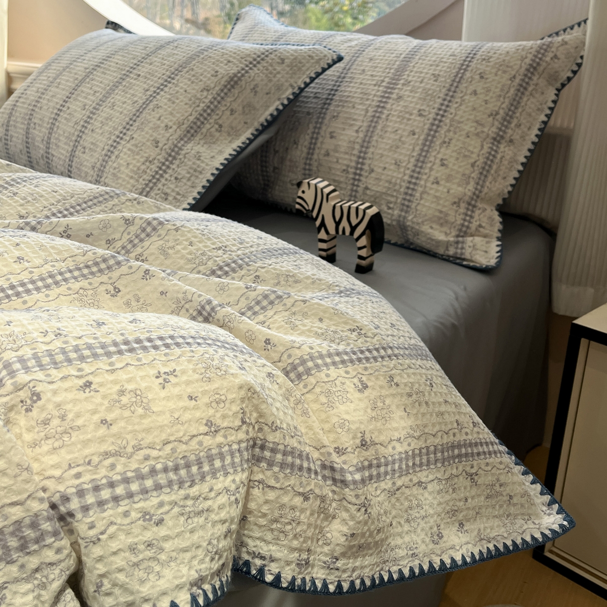 91家纺网 家纺一手货源 找家纺 如一 2026春夏新款全棉纯棉华夫格印花三角针工艺四件套 泡芙-灰