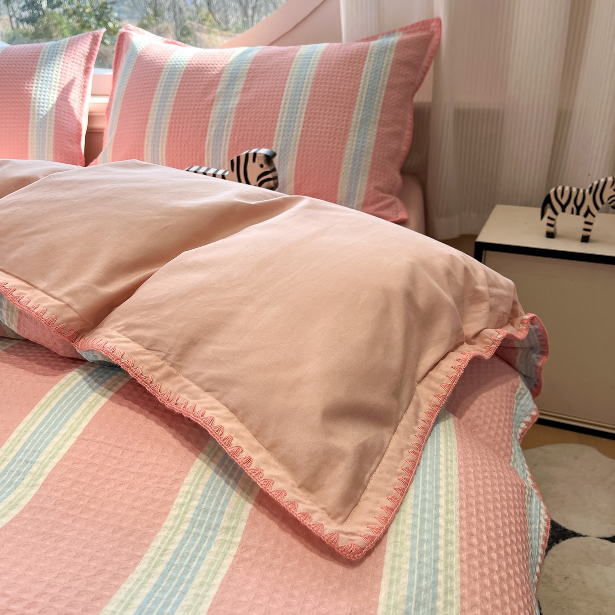 91家纺网 家纺一手货源 找家纺 如一 2026春夏新款全棉纯棉华夫格印花三角针工艺四件套 柔然-粉