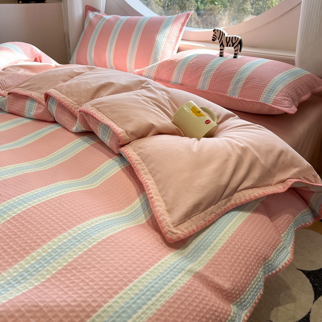 91家纺网 家纺一手货源 找家纺 如一 2026春夏新款全棉纯棉华夫格印花三角针工艺四件套 柔然-粉