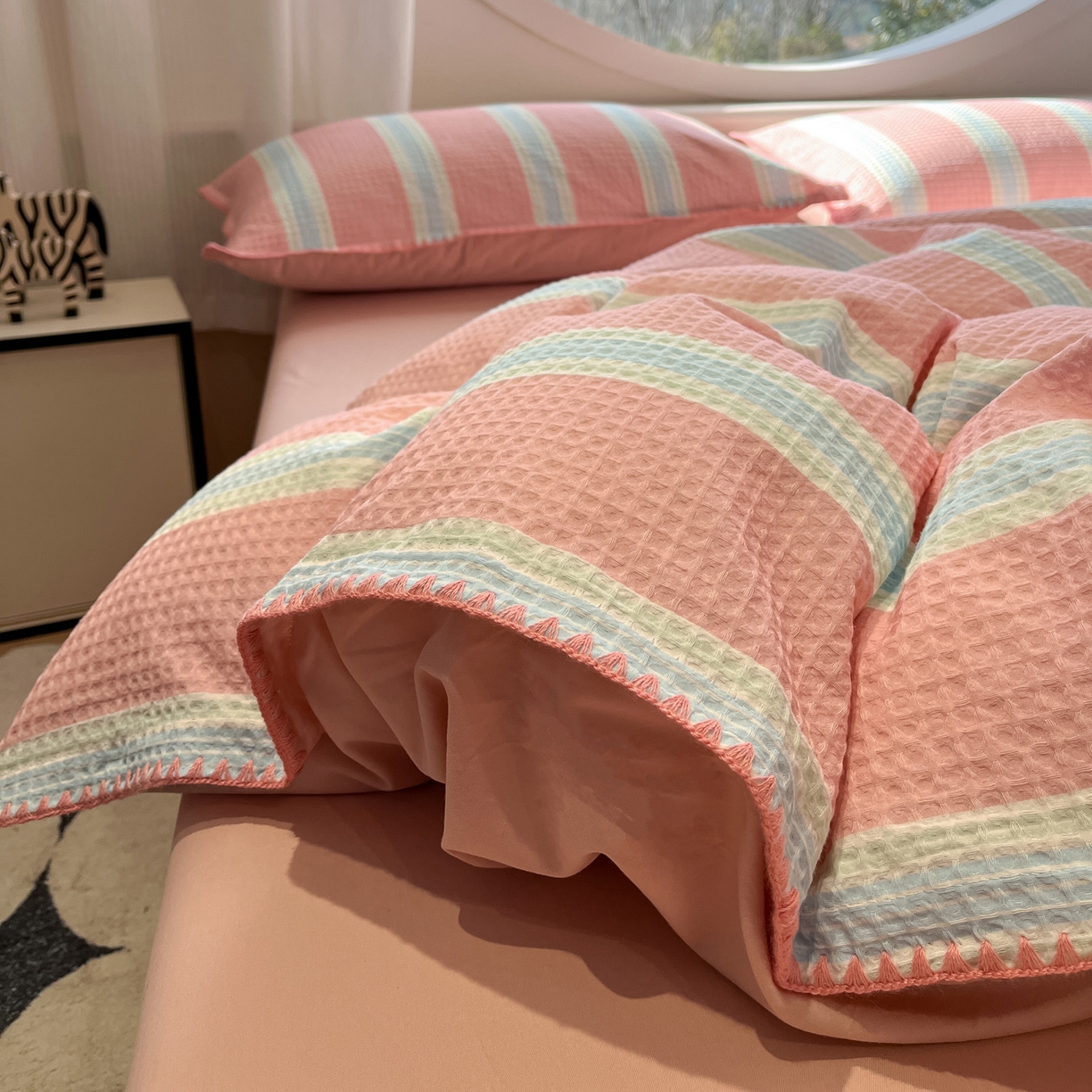 91家纺网 家纺一手货源 找家纺 如一 2026春夏新款全棉纯棉华夫格印花三角针工艺四件套 柔然-粉