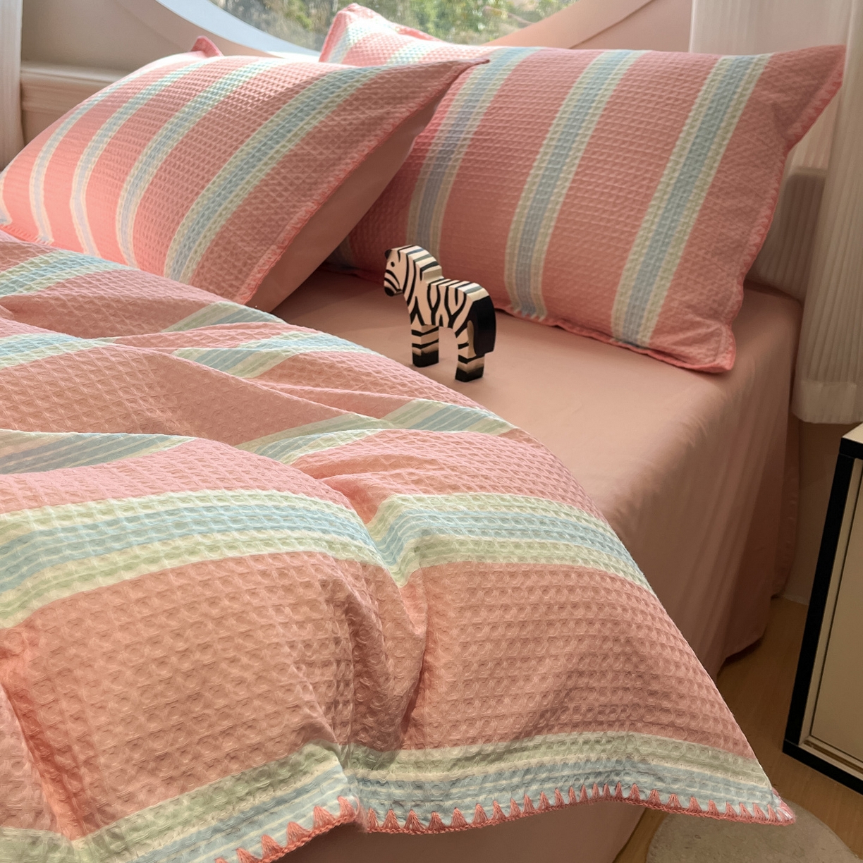 91家纺网 家纺一手货源 找家纺 如一 2026春夏新款全棉纯棉华夫格印花三角针工艺四件套 柔然-粉