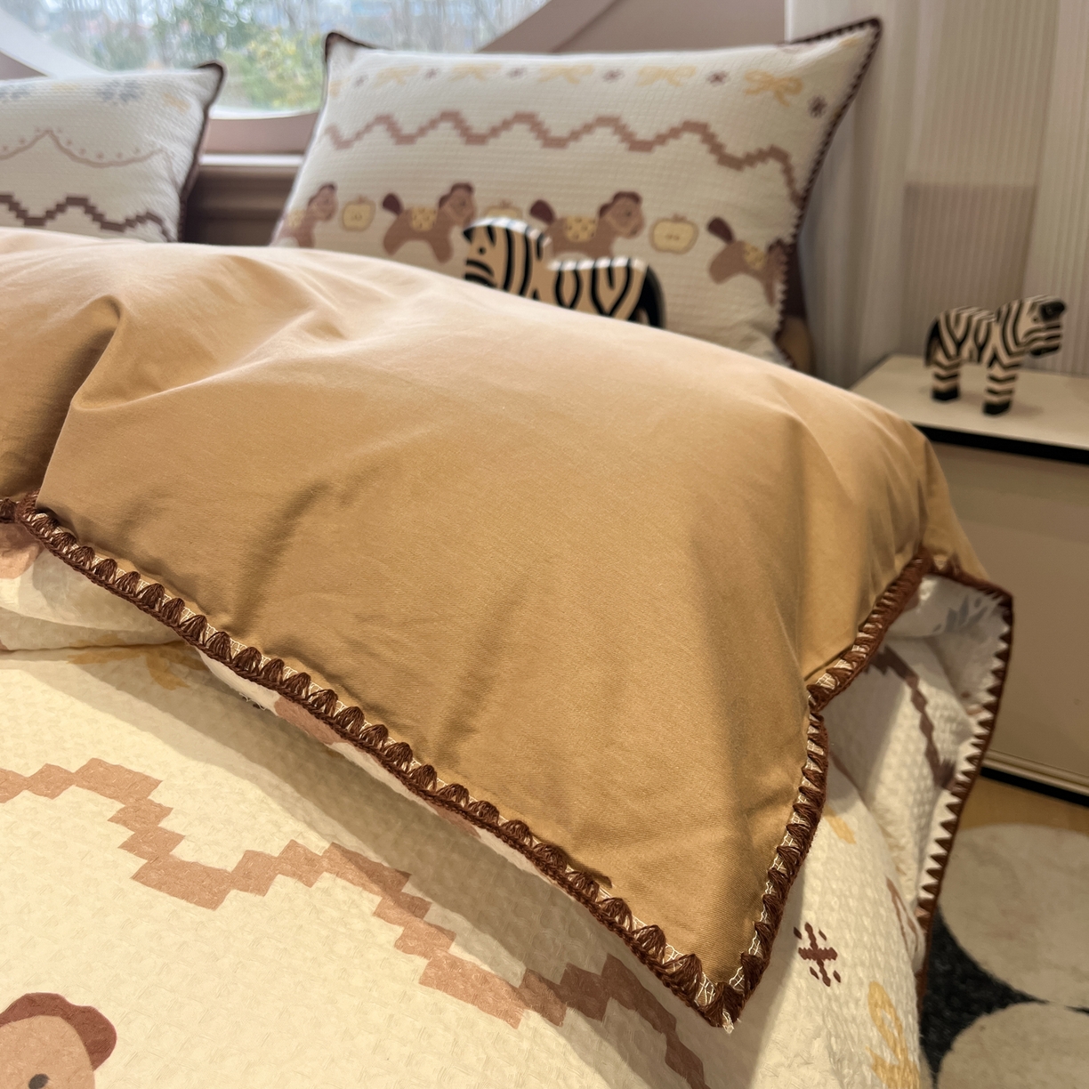 91家纺网 家纺一手货源 找家纺 如一 2026春夏新款全棉纯棉华夫格印花三角针工艺四件套 小马-棕