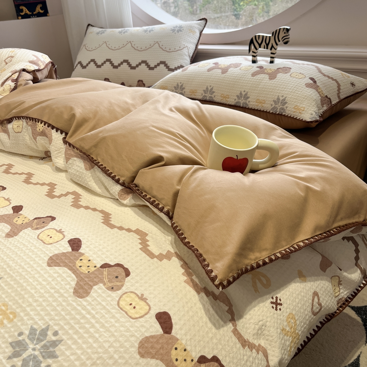 91家纺网 家纺一手货源 找家纺 如一 2026春夏新款全棉纯棉华夫格印花三角针工艺四件套 小马-棕