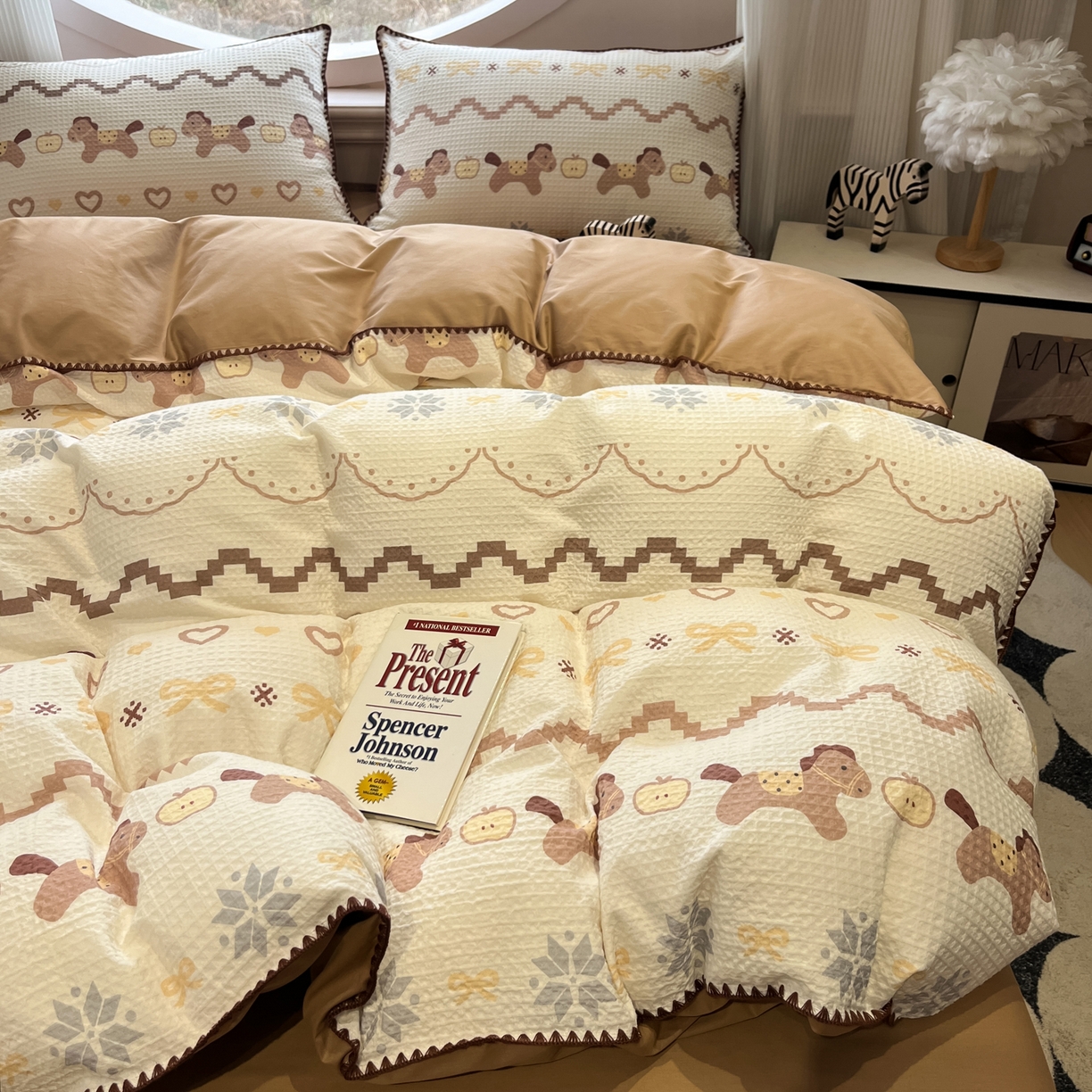 91家纺网 家纺一手货源 找家纺 如一 2026春夏新款全棉纯棉华夫格印花三角针工艺四件套 小马-棕