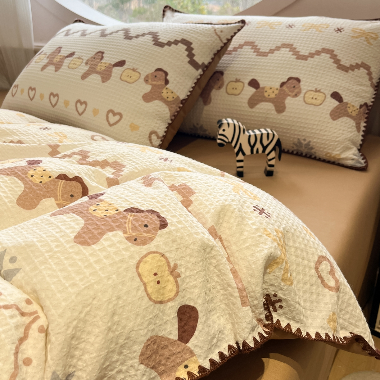 91家纺网 家纺一手货源 找家纺 如一 2026春夏新款全棉纯棉华夫格印花三角针工艺四件套 小马-棕