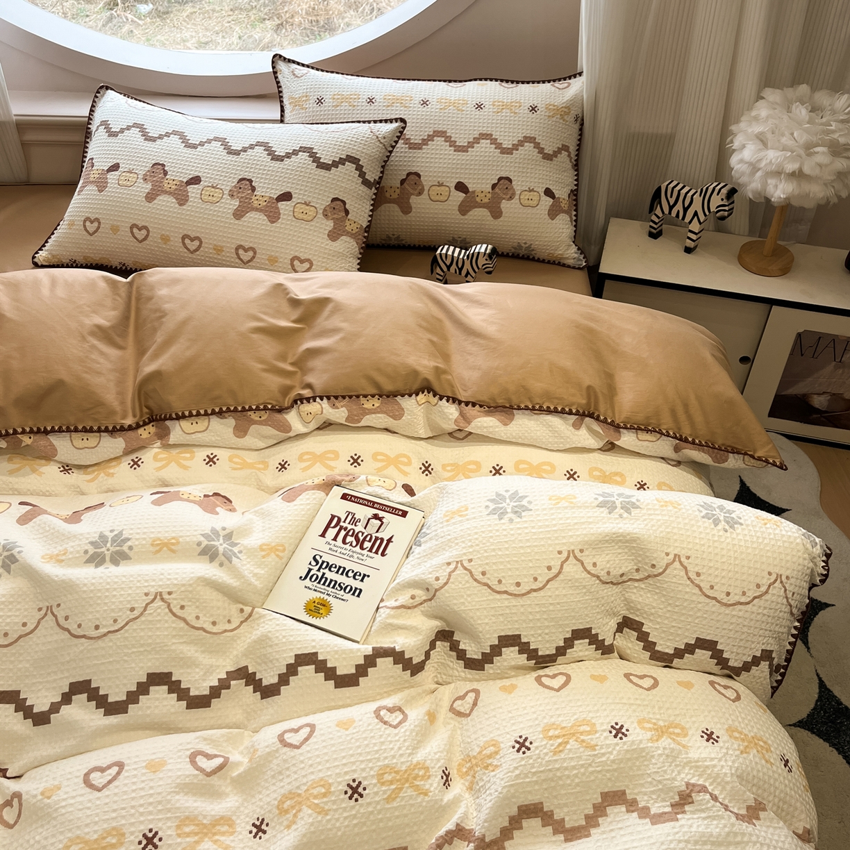 91家纺网 家纺一手货源 找家纺 如一 2026春夏新款全棉纯棉华夫格印花三角针工艺四件套 小马-棕