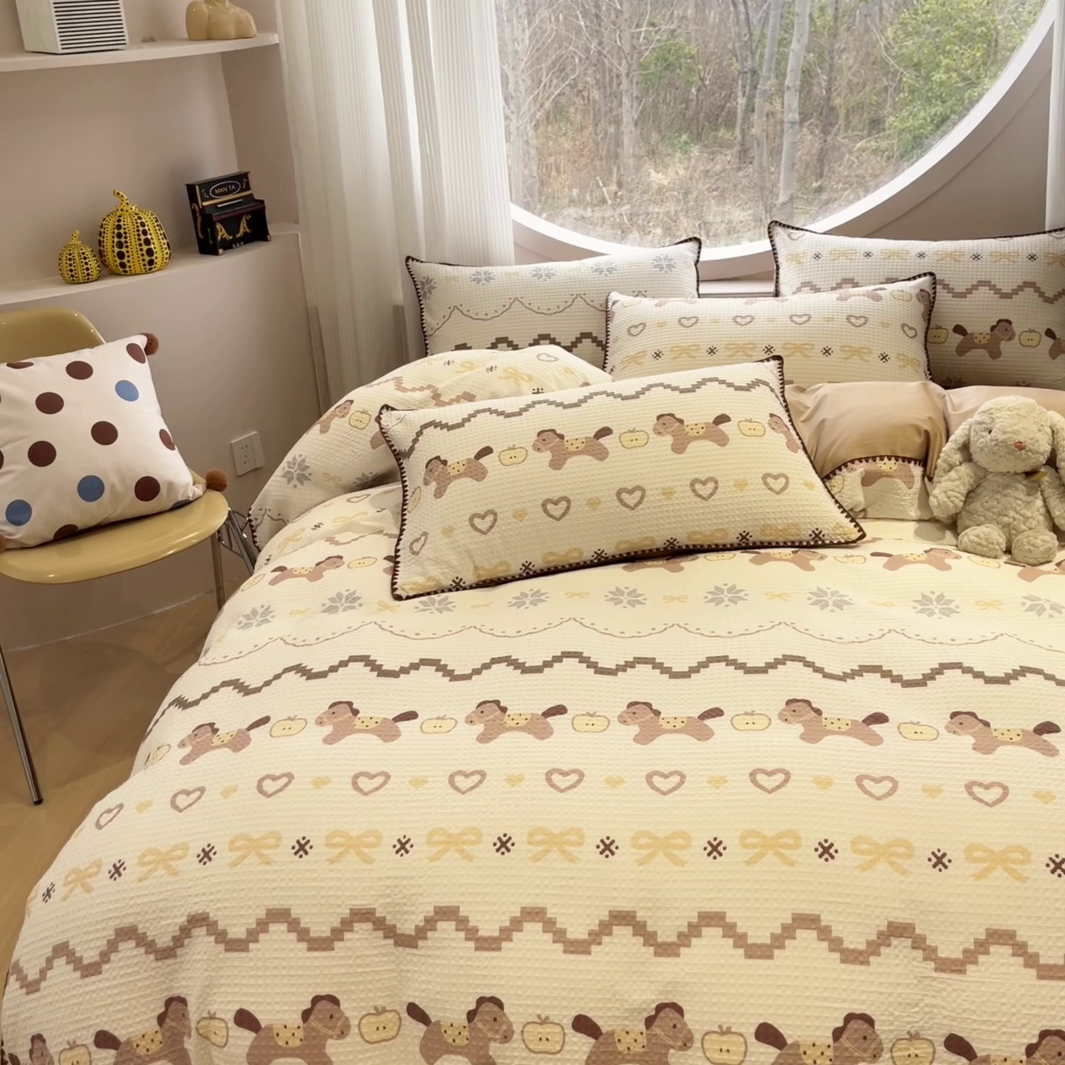 91家纺网 家纺一手货源 找家纺 如一 2026春夏新款全棉纯棉华夫格印花三角针工艺四件套 小马-棕