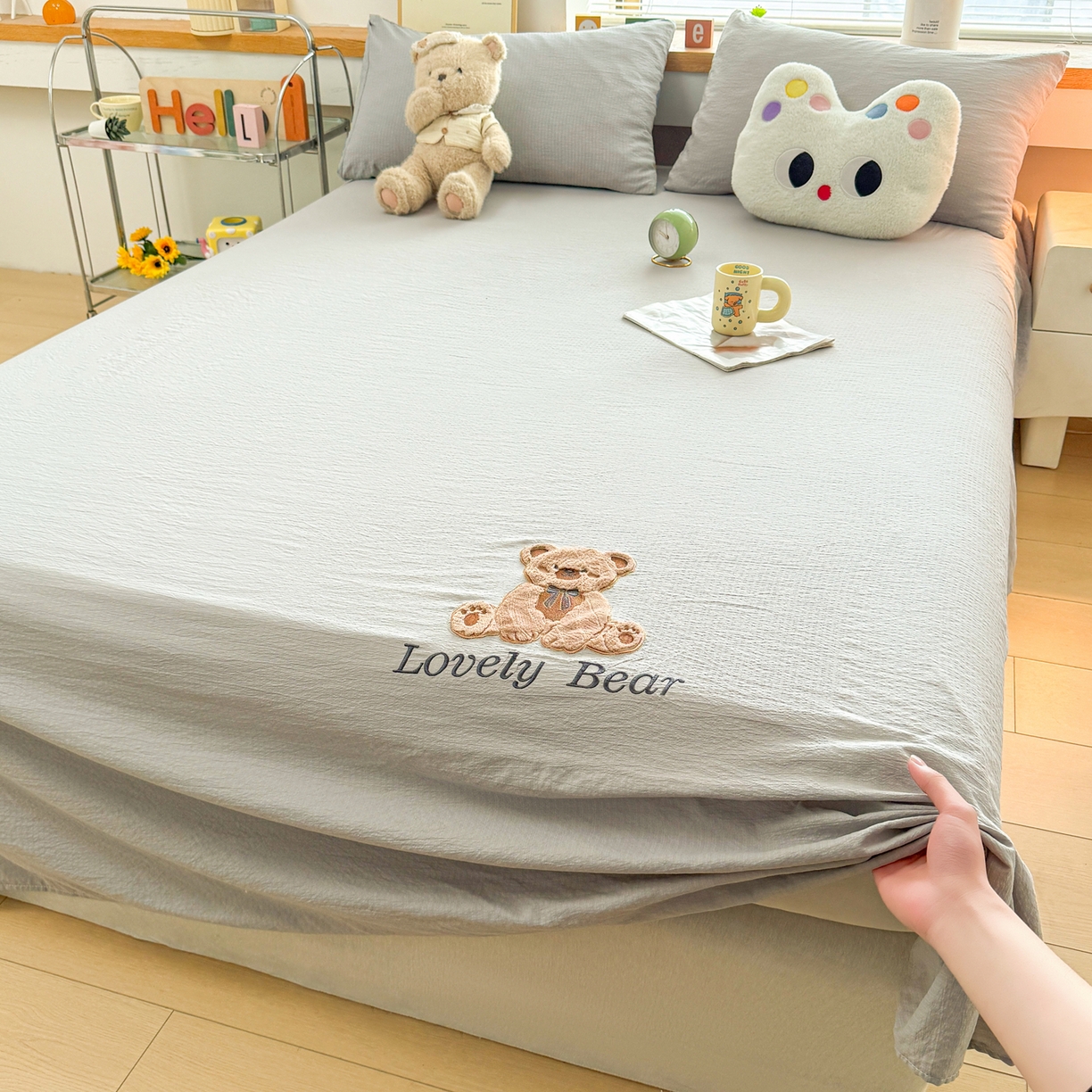 91家纺网 家纺一手货源 找家纺 （总）爱思凯家纺 2026新款皱皱纱卡通贴布绣-咖崽熊床单