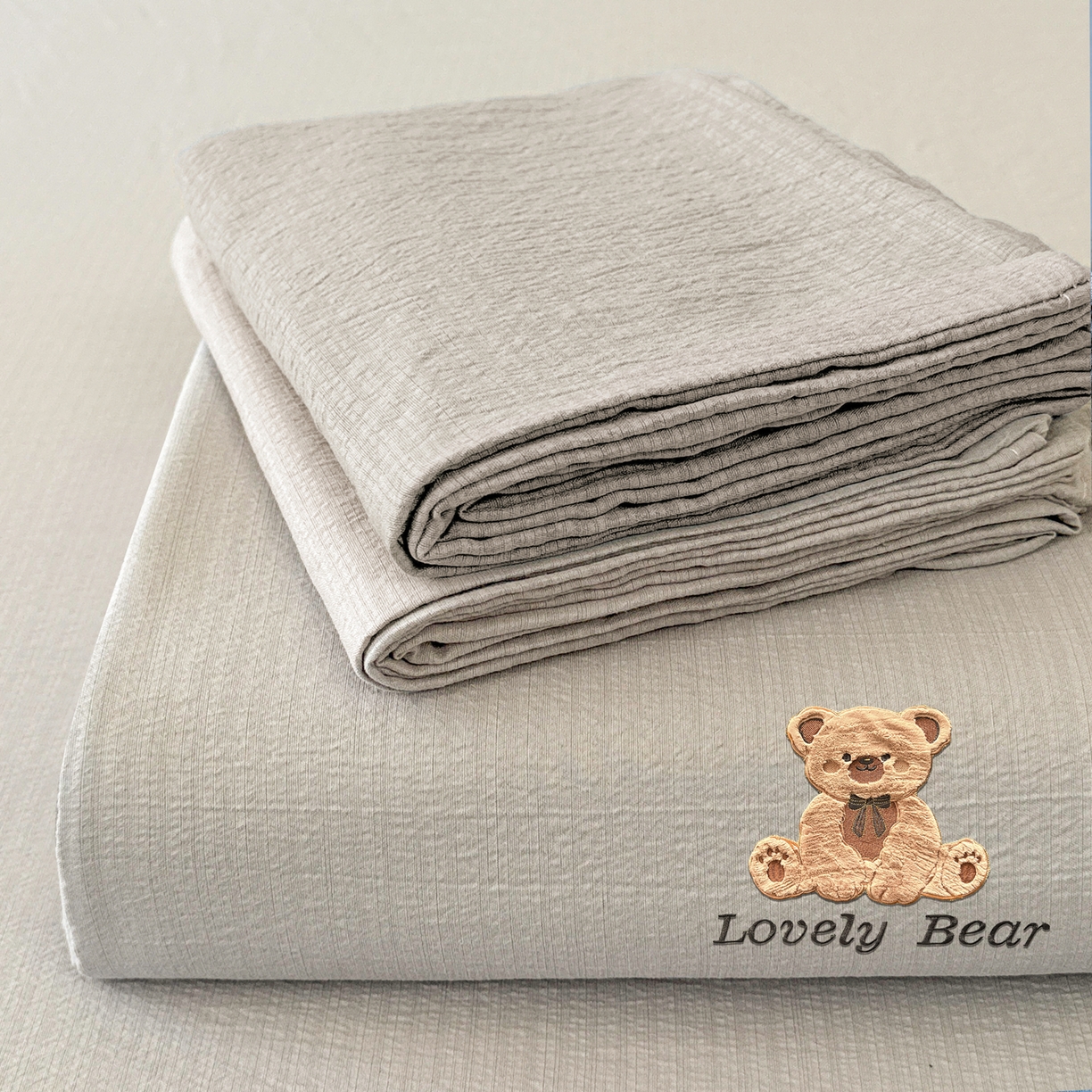 91家纺网 家纺一手货源 找家纺 （总）爱思凯家纺 2026新款皱皱纱卡通贴布绣-咖崽熊床单