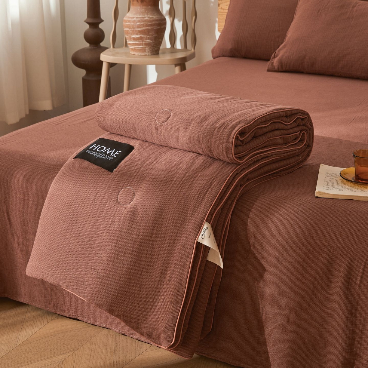 91家纺网 家纺一手货源 找家纺 乐家毛巾被（工厂自产自销） 2026新款A类新疆长绒棉色织提花双层纱千鸟格系列夏被 棕红