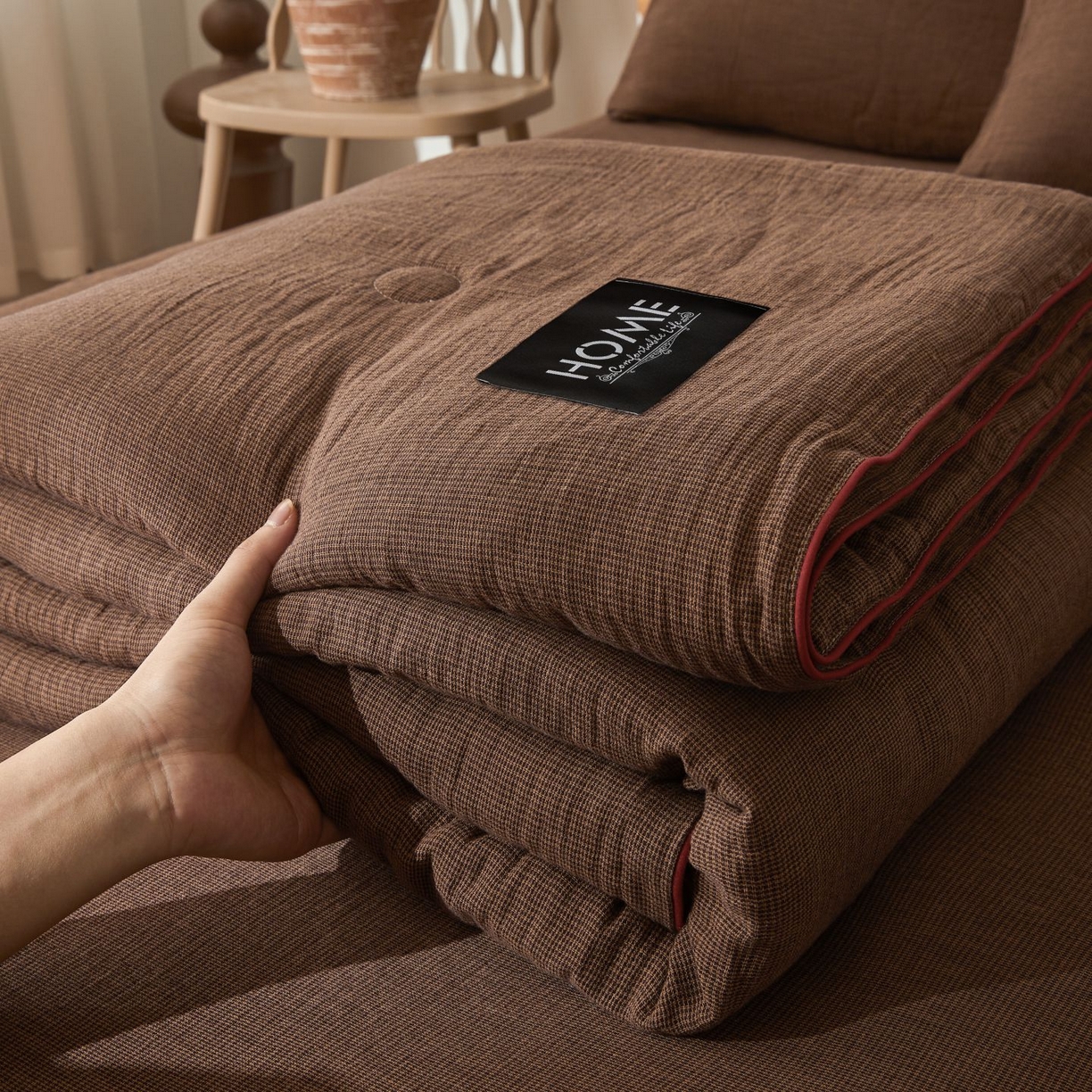 91家纺网 家纺一手货源 找家纺 乐家毛巾被（工厂自产自销） 2026新款A类新疆长绒棉色织提花双层纱千鸟格系列夏被 咖色