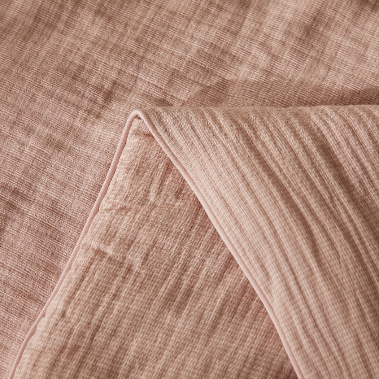 91家纺网 家纺一手货源 找家纺 乐家毛巾被（工厂自产自销） 2026新款A类新疆长绒棉色织提花双层纱千鸟格系列夏被 粉色