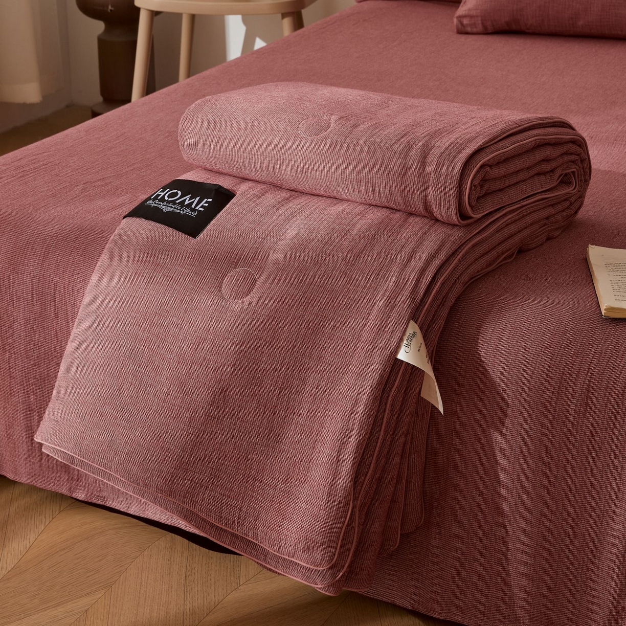 91家纺网 家纺一手货源 找家纺 乐家毛巾被（工厂自产自销） 2026新款A类新疆长绒棉色织提花双层纱千鸟格系列夏被 玫红