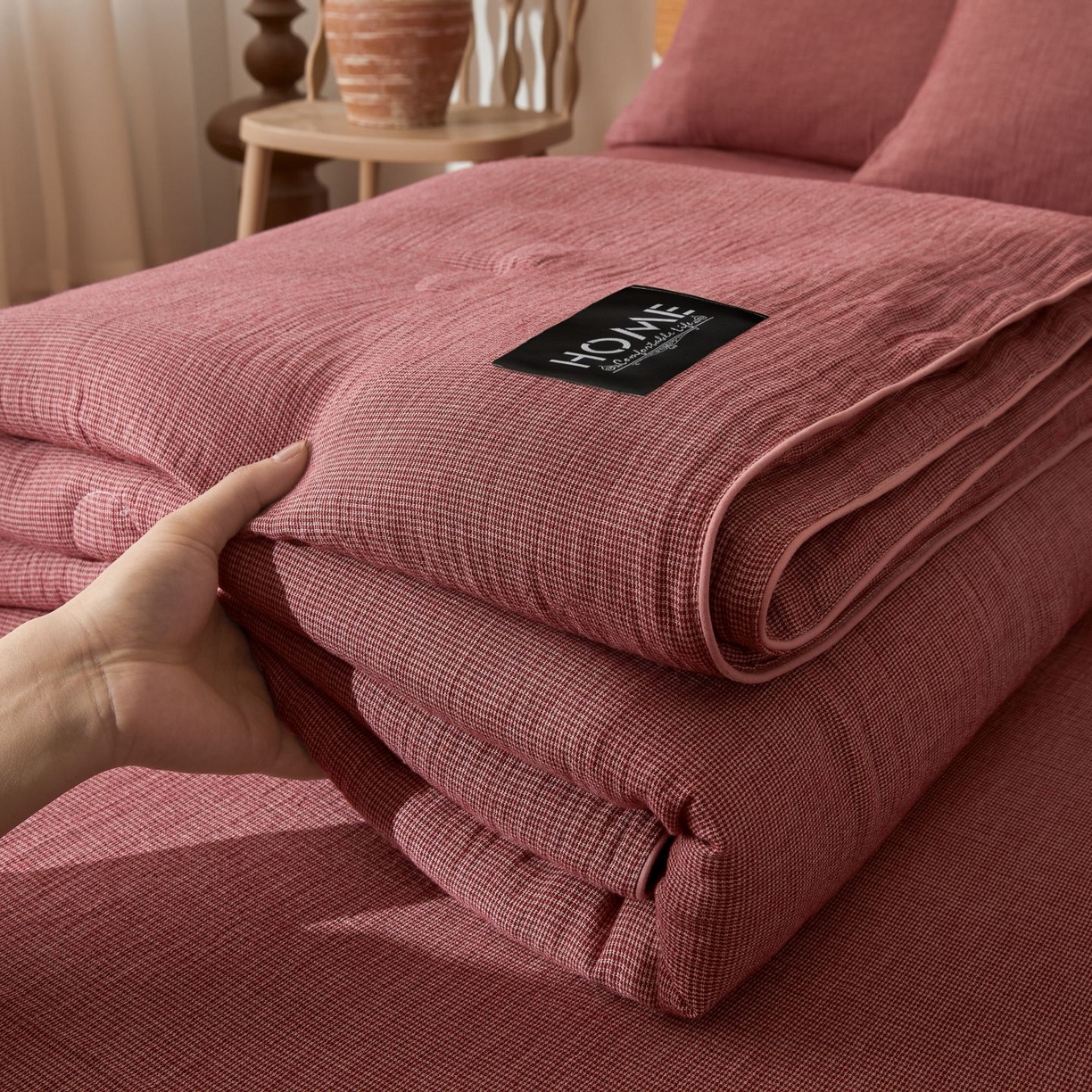 91家纺网 家纺一手货源 找家纺 乐家毛巾被（工厂自产自销） 2026新款A类新疆长绒棉色织提花双层纱千鸟格系列夏被 玫红