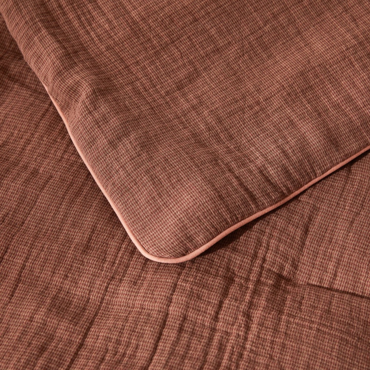 91家纺网 家纺一手货源 找家纺 乐家毛巾被（工厂自产自销） 2026新款A类新疆长绒棉色织提花双层纱千鸟格系列夏被 棕红