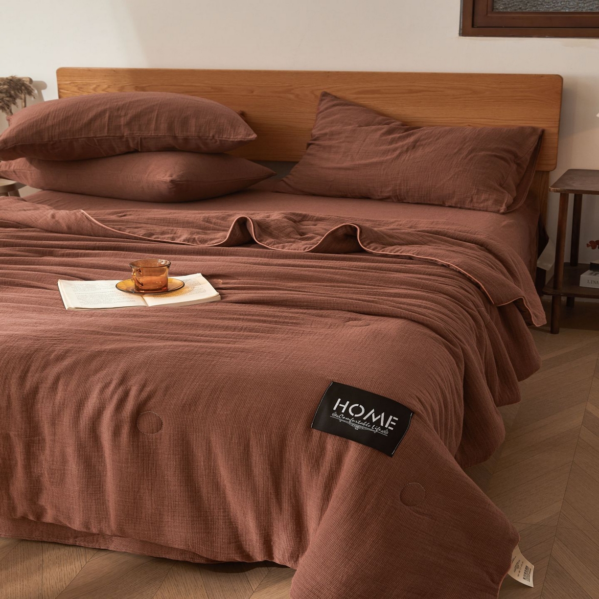 91家纺网 家纺一手货源 找家纺 乐家毛巾被（工厂自产自销） 2026新款A类新疆长绒棉色织提花双层纱千鸟格系列夏被 棕红