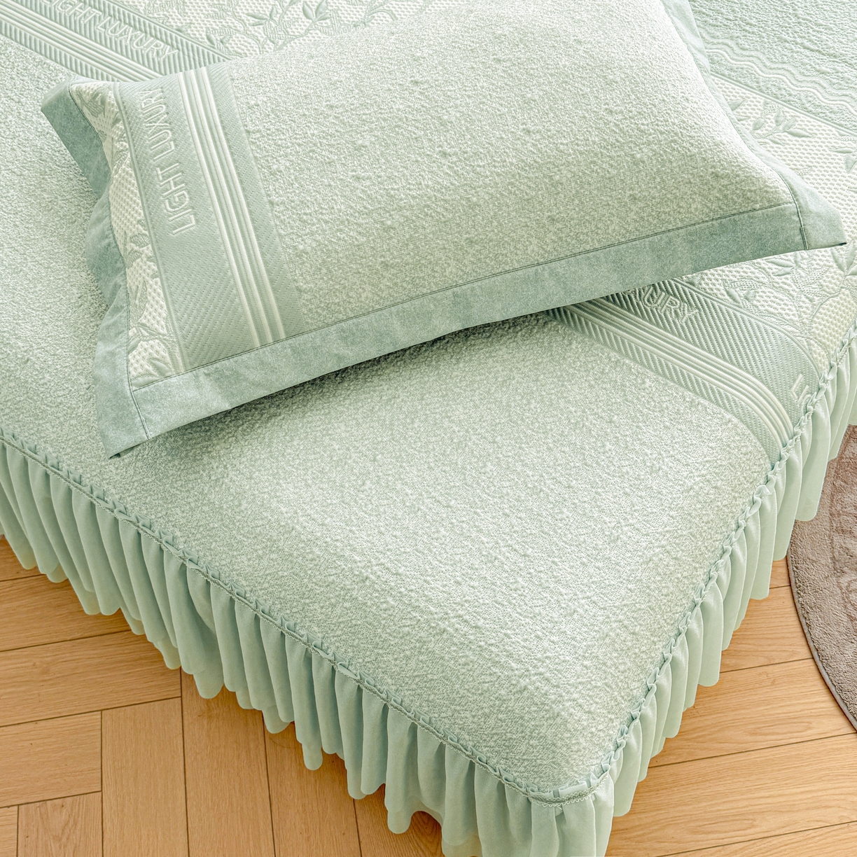 91家纺网 家纺一手货源 找家纺 席都凉席工厂店 2026年轻奢高克重豆豆凉席夏季凉感冰丝提花床裙款三件套-奢序 奢序-浅绿