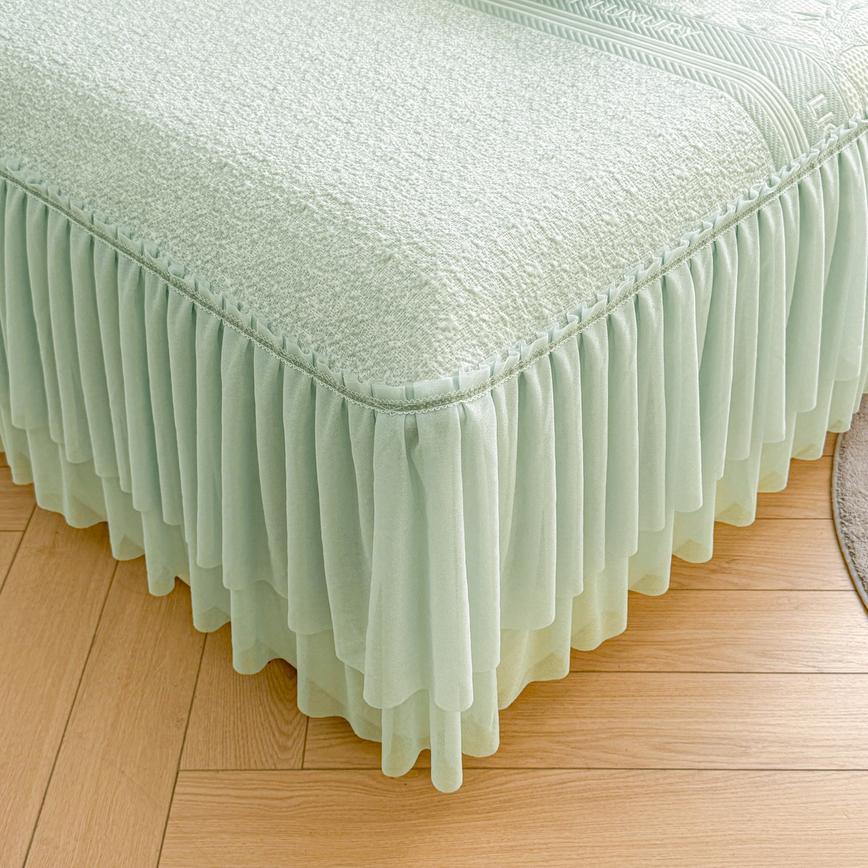 91家纺网 家纺一手货源 找家纺 席都凉席工厂店 2026年轻奢高克重豆豆凉席夏季凉感冰丝提花床裙款三件套-奢序 奢序-浅绿