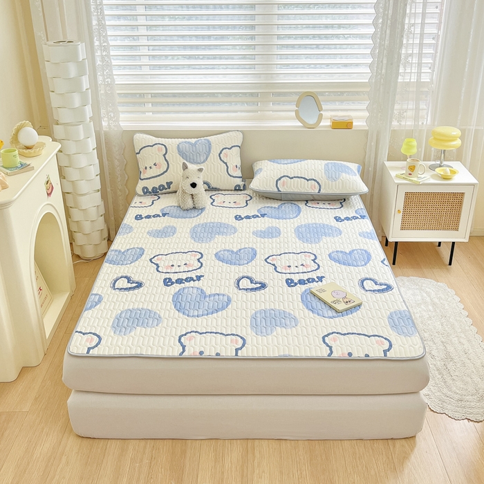 91家纺网 家纺一手货源 找家纺 柒月家居 2026新款小清新乳胶凉席三件套 爱心小熊