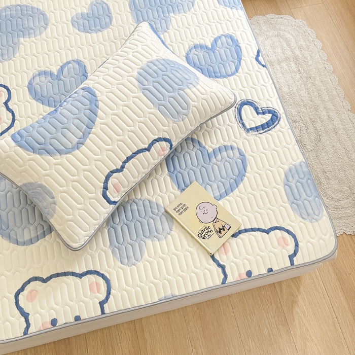 91家纺网 家纺一手货源 找家纺 柒月家居 2026新款小清新乳胶凉席三件套 爱心小熊