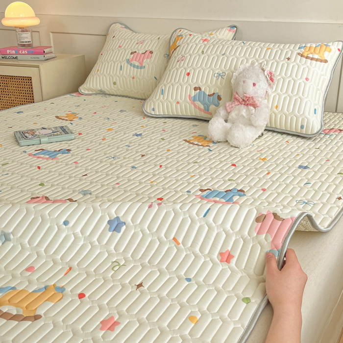 91家纺网 家纺一手货源 找家纺 柒月家居 2026新款小清新乳胶凉席三件套 彩色木马