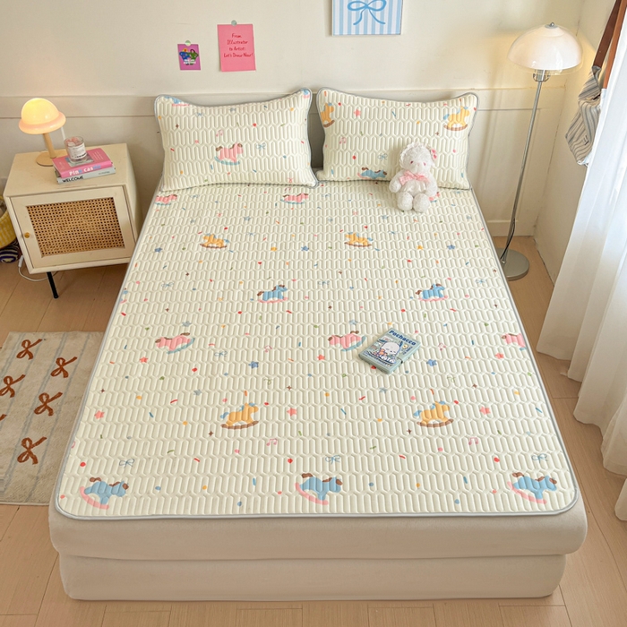 91家纺网 家纺一手货源 找家纺 柒月家居 2026新款小清新乳胶凉席三件套 彩色木马