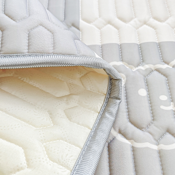 91家纺网 家纺一手货源 找家纺 柒月家居 2026新款小清新乳胶凉席三件套 灰格小熊