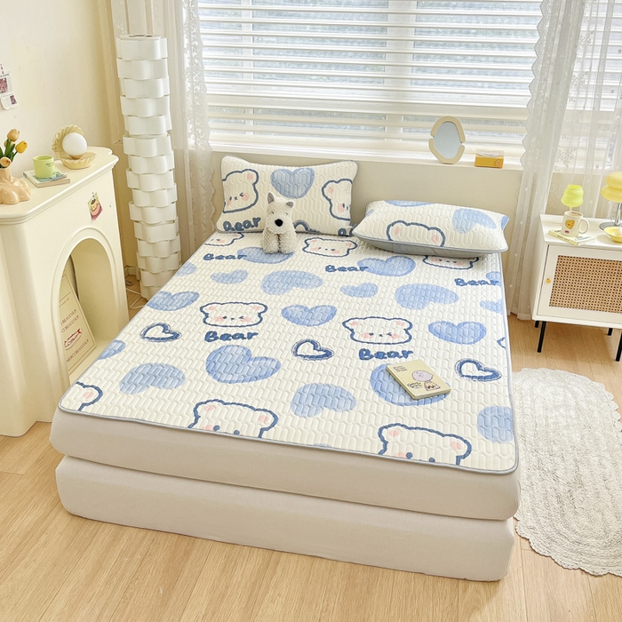 91家纺网 家纺一手货源 找家纺 柒月家居 2026新款小清新乳胶凉席三件套 爱心小熊