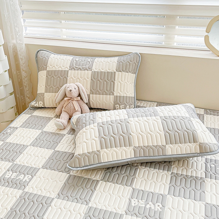 91家纺网 家纺一手货源 找家纺 柒月家居 2026新款小清新乳胶凉席三件套 灰格小熊