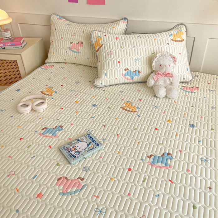 91家纺网 家纺一手货源 找家纺 柒月家居 2026新款小清新乳胶凉席三件套 彩色木马