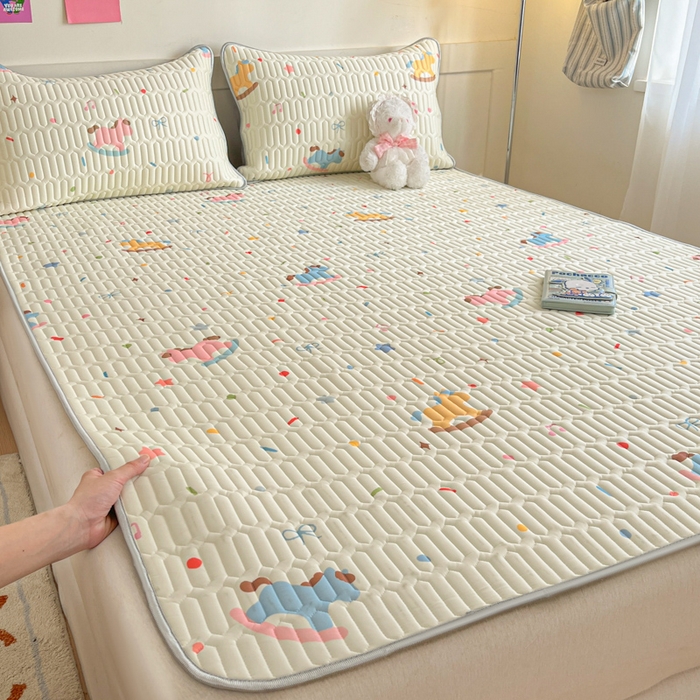 91家纺网 家纺一手货源 找家纺 柒月家居 2026新款小清新乳胶凉席三件套 彩色木马