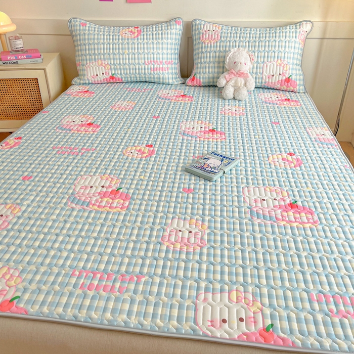 91家纺网 家纺一手货源 找家纺 柒月家居 2026新款小清新乳胶凉席三件套 蓝格甜猫