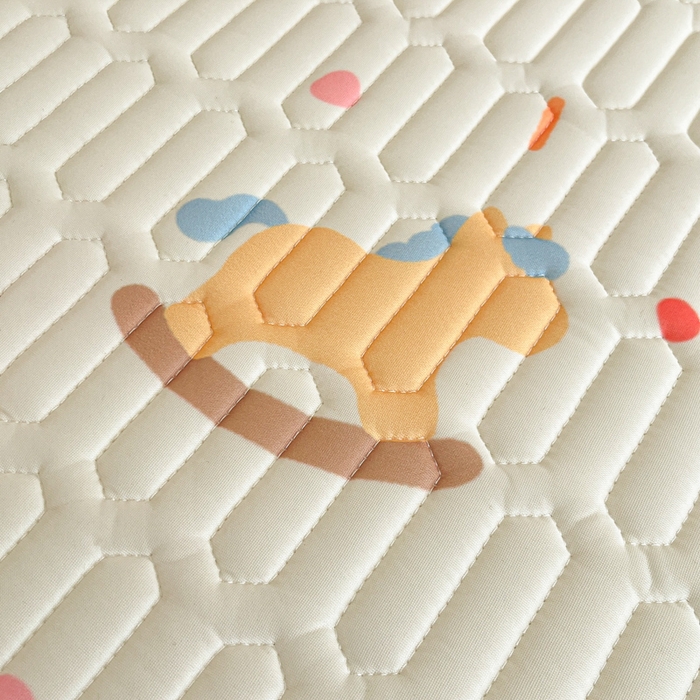 91家纺网 家纺一手货源 找家纺 柒月家居 2026新款小清新乳胶凉席三件套 彩色木马