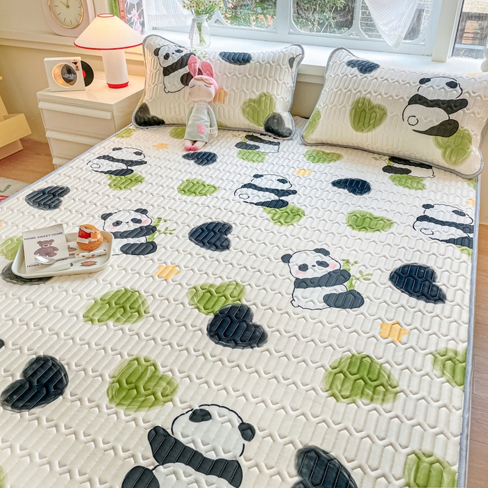 91家纺网 家纺一手货源 找家纺 柒月家居 2026新款小清新乳胶凉席三件套 爱心熊猫