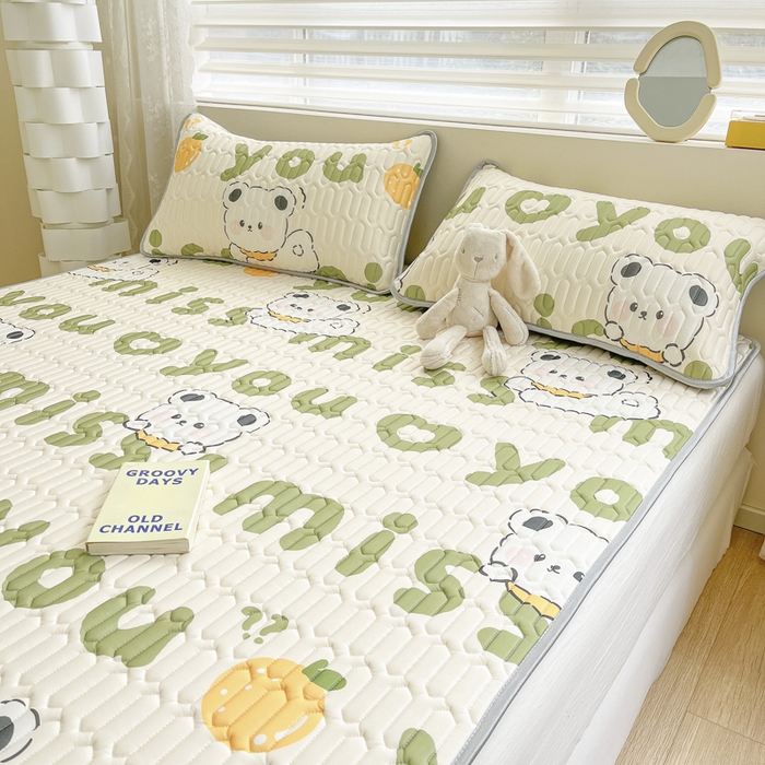 91家纺网 家纺一手货源 找家纺 柒月家居 2026新款小清新乳胶凉席三件套 字母小熊