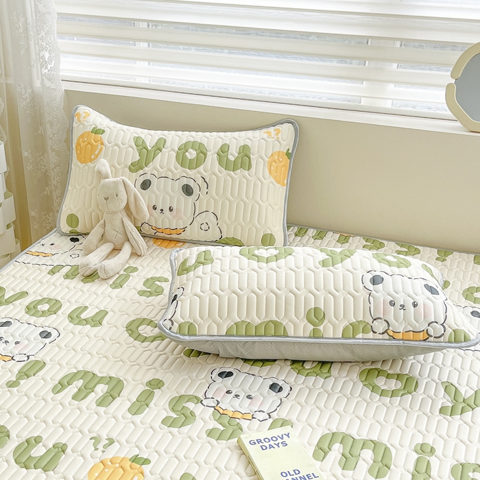 91家纺网 家纺一手货源 找家纺 柒月家居 2026新款小清新乳胶凉席三件套 字母小熊