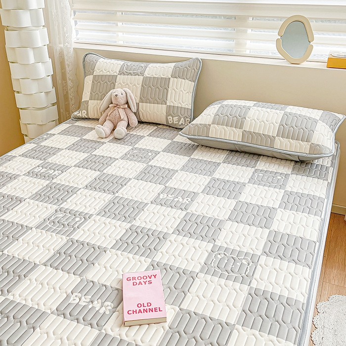 91家纺网 家纺一手货源 找家纺 柒月家居 2026新款小清新乳胶凉席三件套 灰格小熊