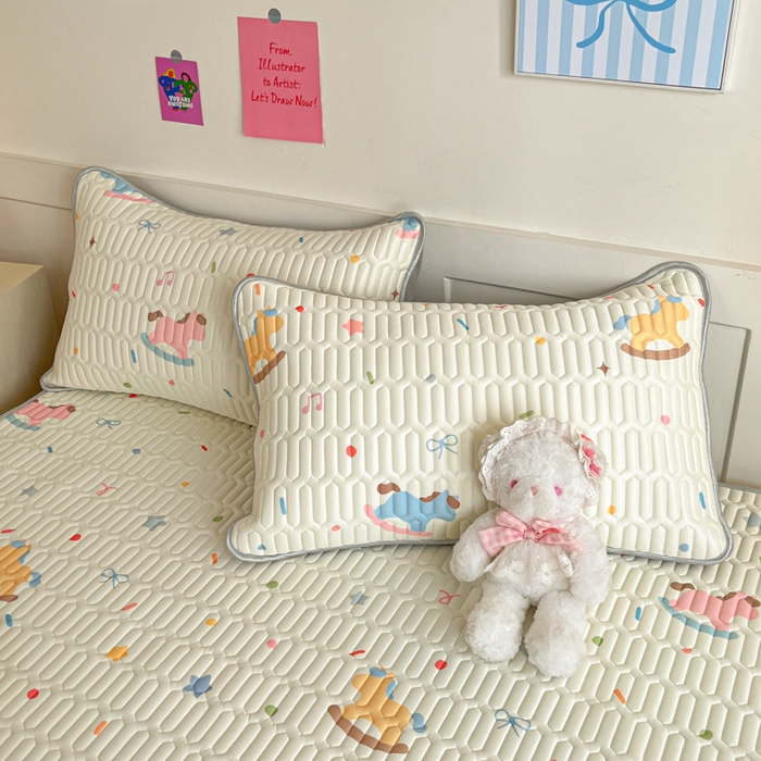 91家纺网 家纺一手货源 找家纺 柒月家居 2026新款小清新乳胶凉席三件套 彩色木马