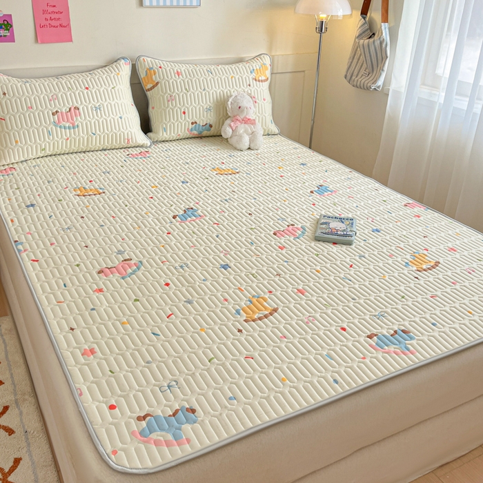 91家纺网 家纺一手货源 找家纺 柒月家居 2026新款小清新乳胶凉席三件套 彩色木马