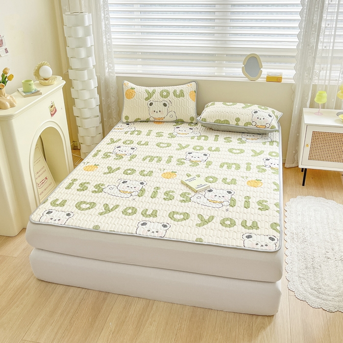 91家纺网 家纺一手货源 找家纺 柒月家居 2026新款小清新乳胶凉席三件套 字母小熊